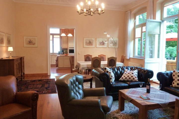 Wohnraum mit Balkon Foto 3